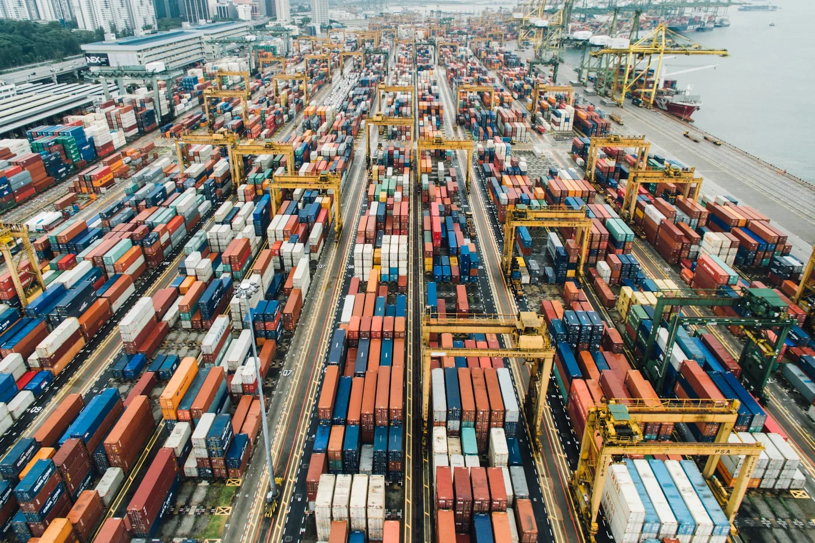 Fotografía de archivo ilustrativa de una terminal de contenedores / Unsplash.