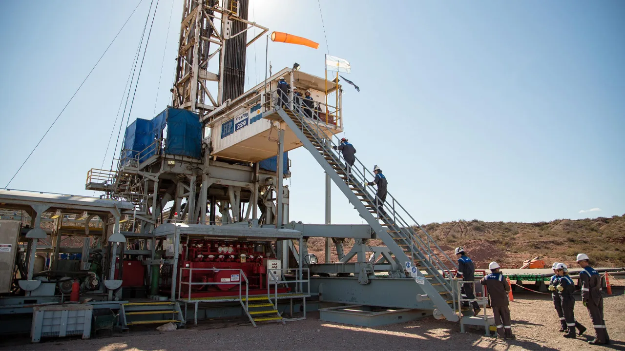 YPF prevé operar entre 30 y 35 equipos de perforación en Vaca Muerta