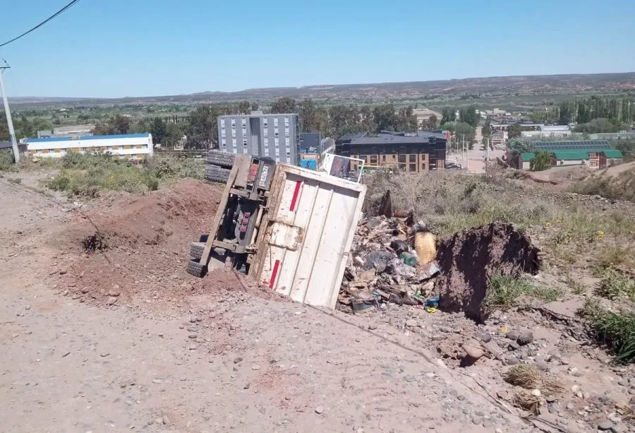 Un camión volcó en la subida de Añelo por el desmoronamiento de un talud