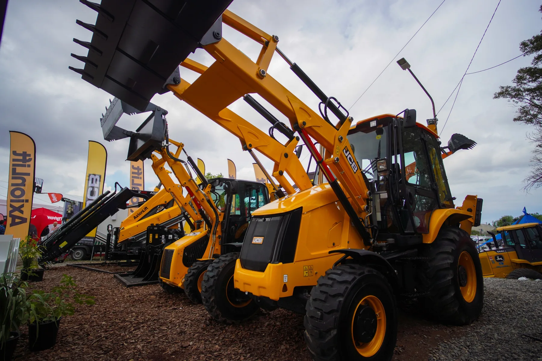 JCB AxionLift presentó en Neuquén una retroexcavadora para Vaca Muerta