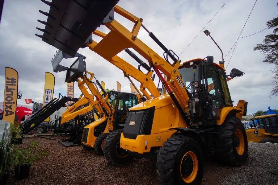 JCB AxionLift presentó en Neuquén una retroexcavadora para Vaca Muerta