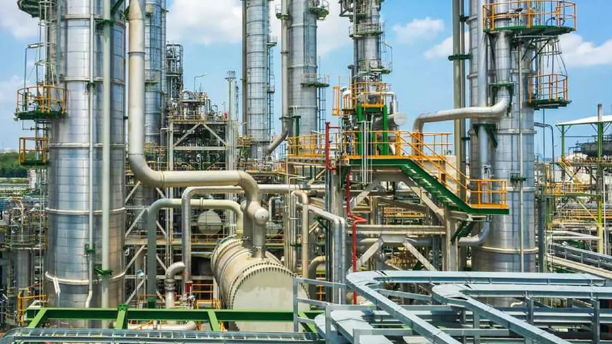 Refinación de petróleo lidera el uso de capacidad instalada con 88,8% en agosto
